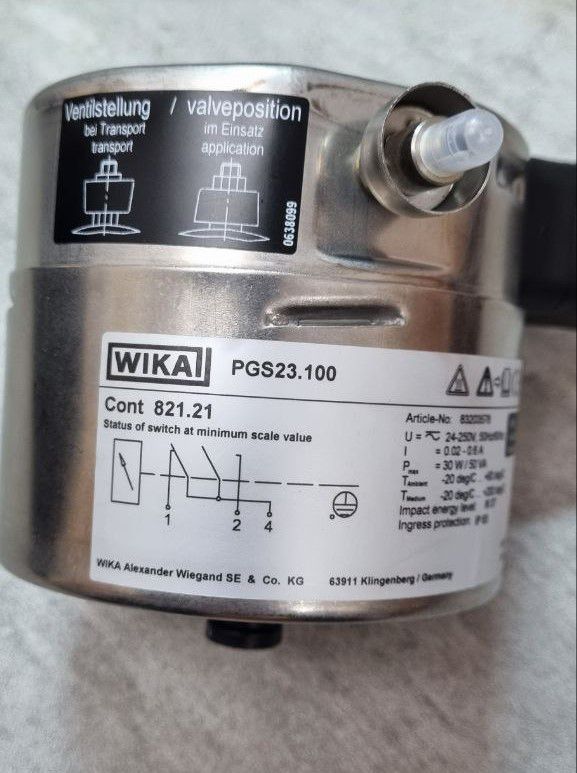Манометр с трубкой Бурдона с электроконтактами Bourdon tube pressure gauge with switch contacts