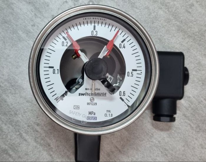 Манометр с трубкой Бурдона с электроконтактами Bourdon tube pressure gauge with switch contacts