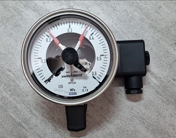 Манометр с трубкой Бурдона с электроконтактами Bourdon tube pressure gauge with switch contacts